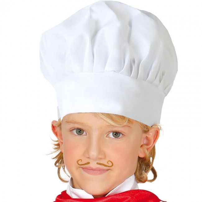 Divertido cocinero niño pequeño usando gorro uniforme de cocina y